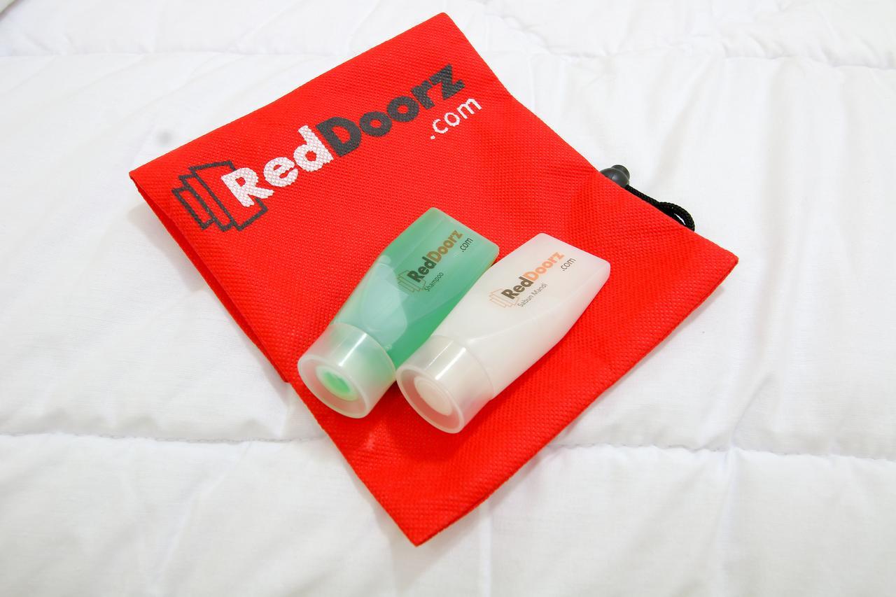 RedDoorz Plus @ Maguwo Kalasan Buitenkant foto