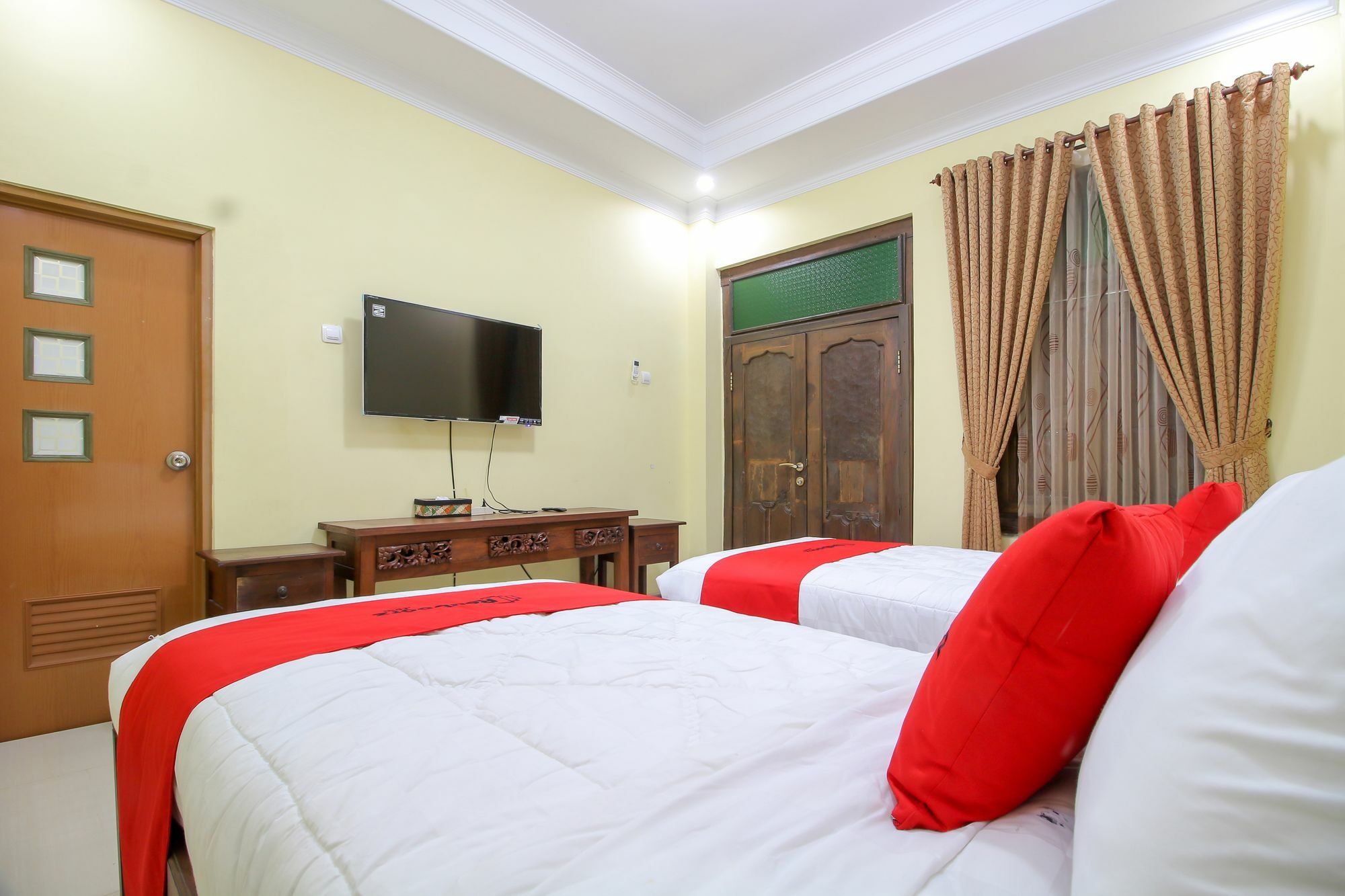 RedDoorz Plus @ Maguwo Kalasan Buitenkant foto