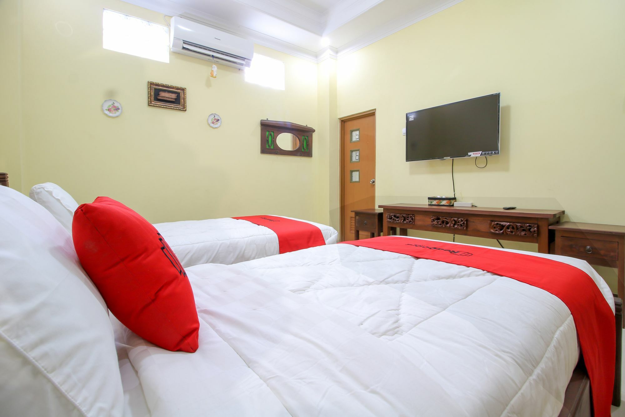 RedDoorz Plus @ Maguwo Kalasan Buitenkant foto