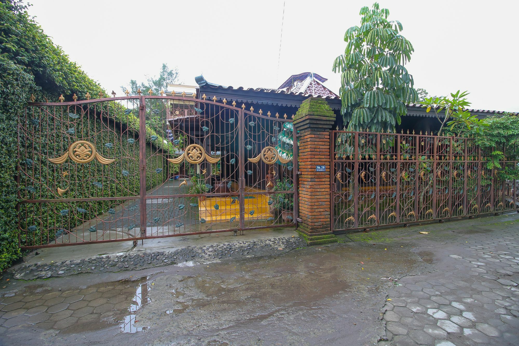 RedDoorz Plus @ Maguwo Kalasan Buitenkant foto